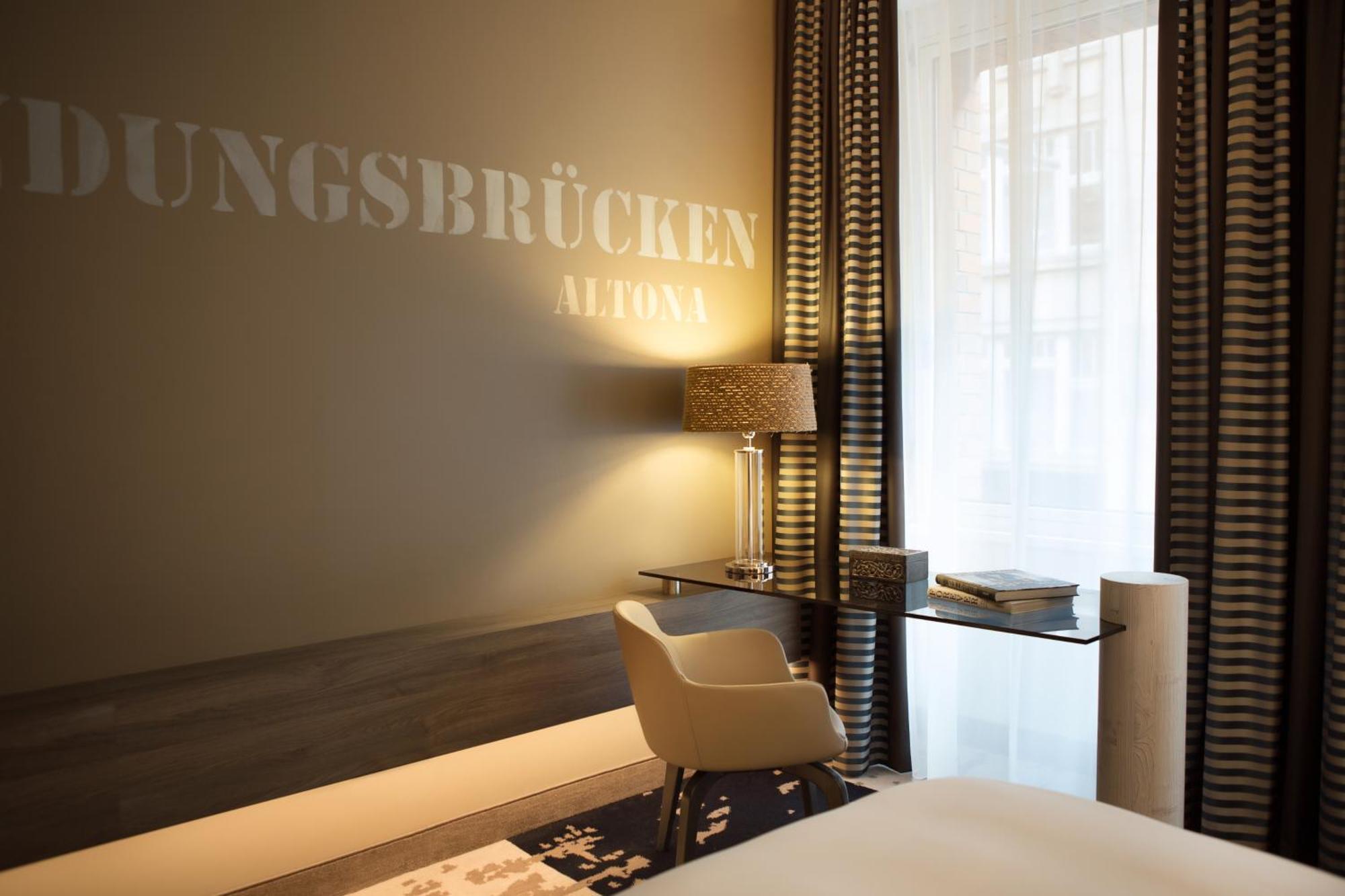 Renaissance Hamburg Hotel Exterior foto A room at the hotel