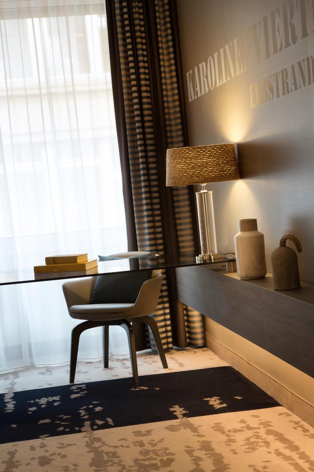 Renaissance Hamburg Hotel Exterior foto A table lamp