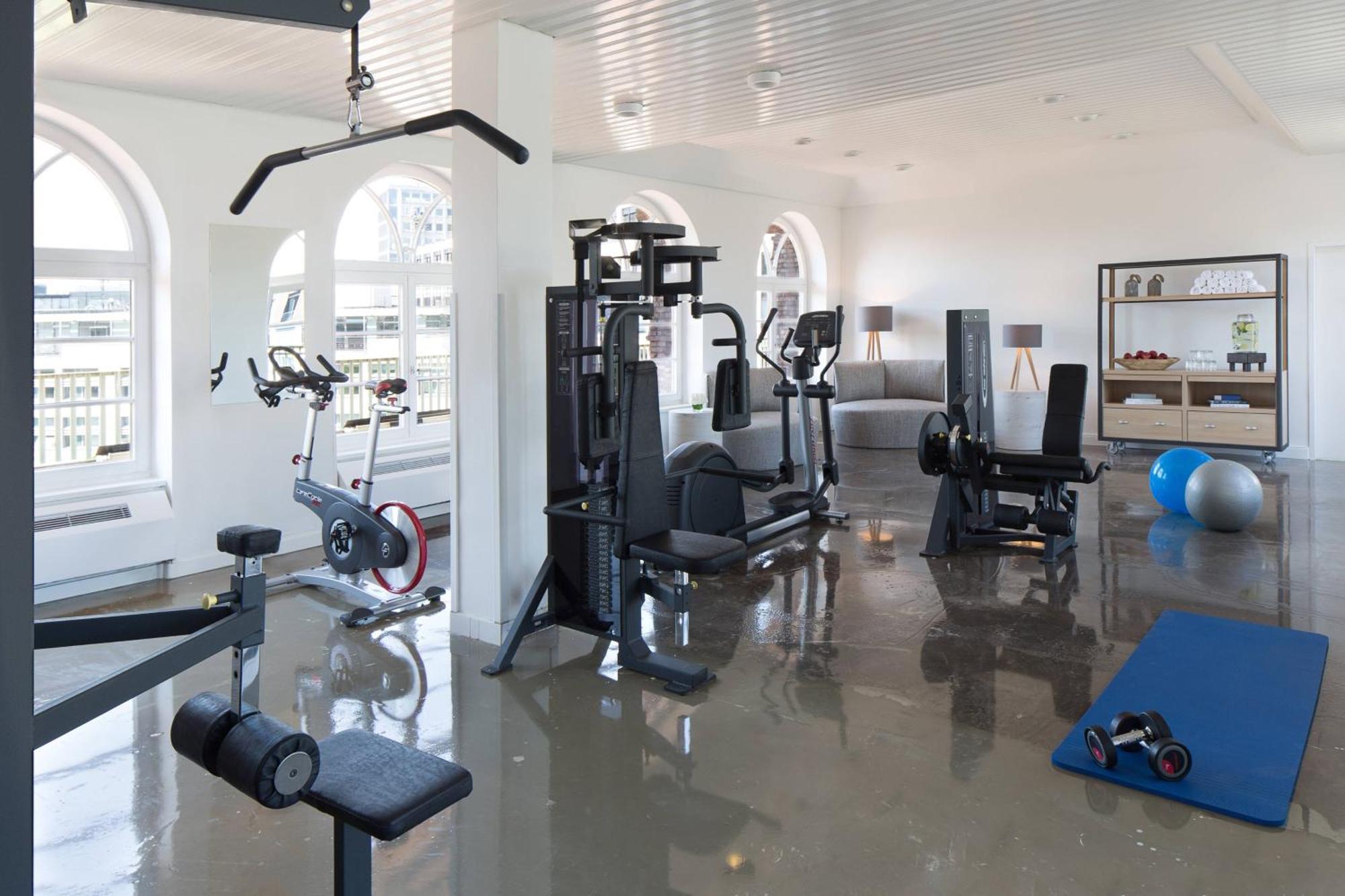 Renaissance Hamburg Hotel Exterior foto A home gym