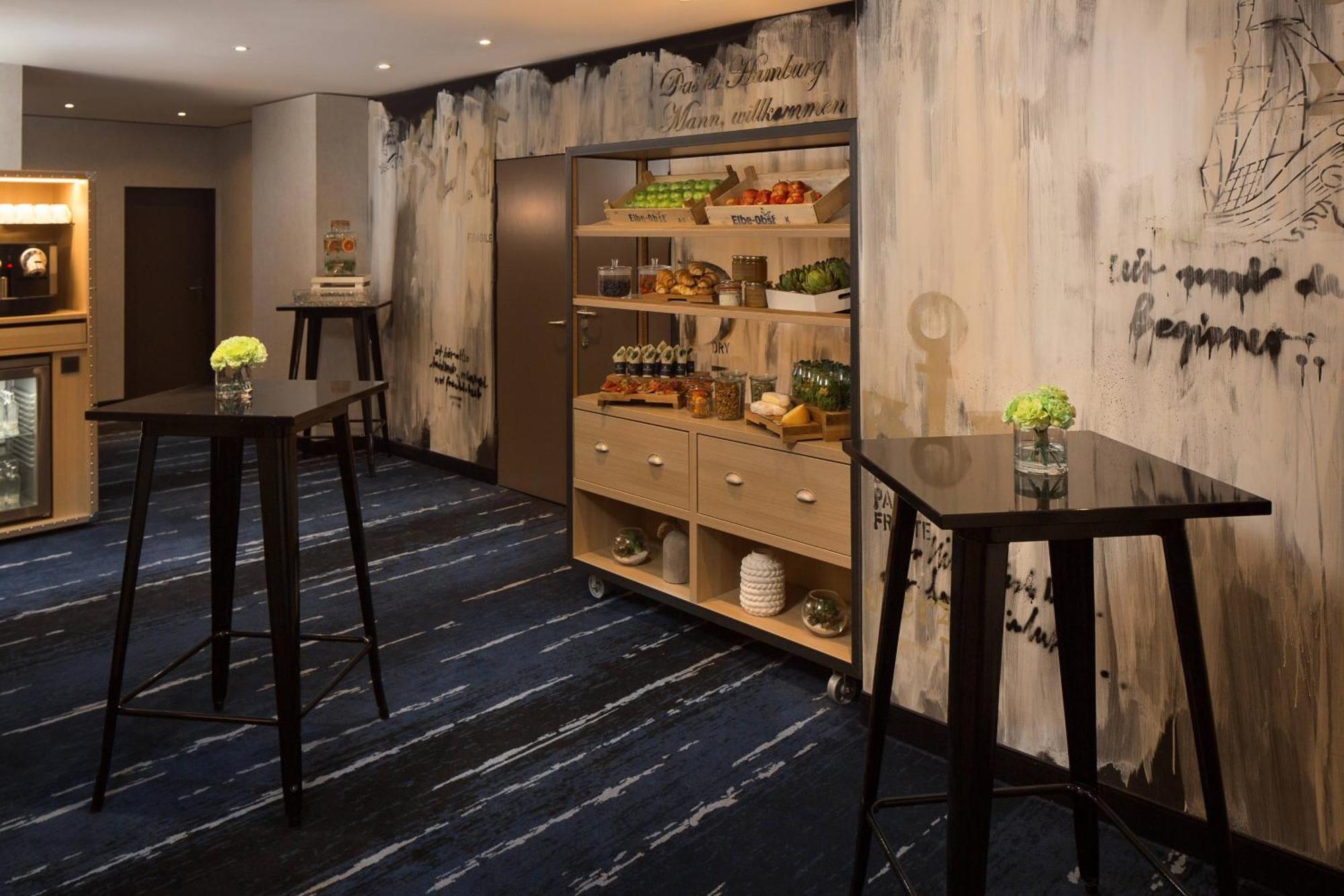 Renaissance Hamburg Hotel Exterior foto The lounge at the airport