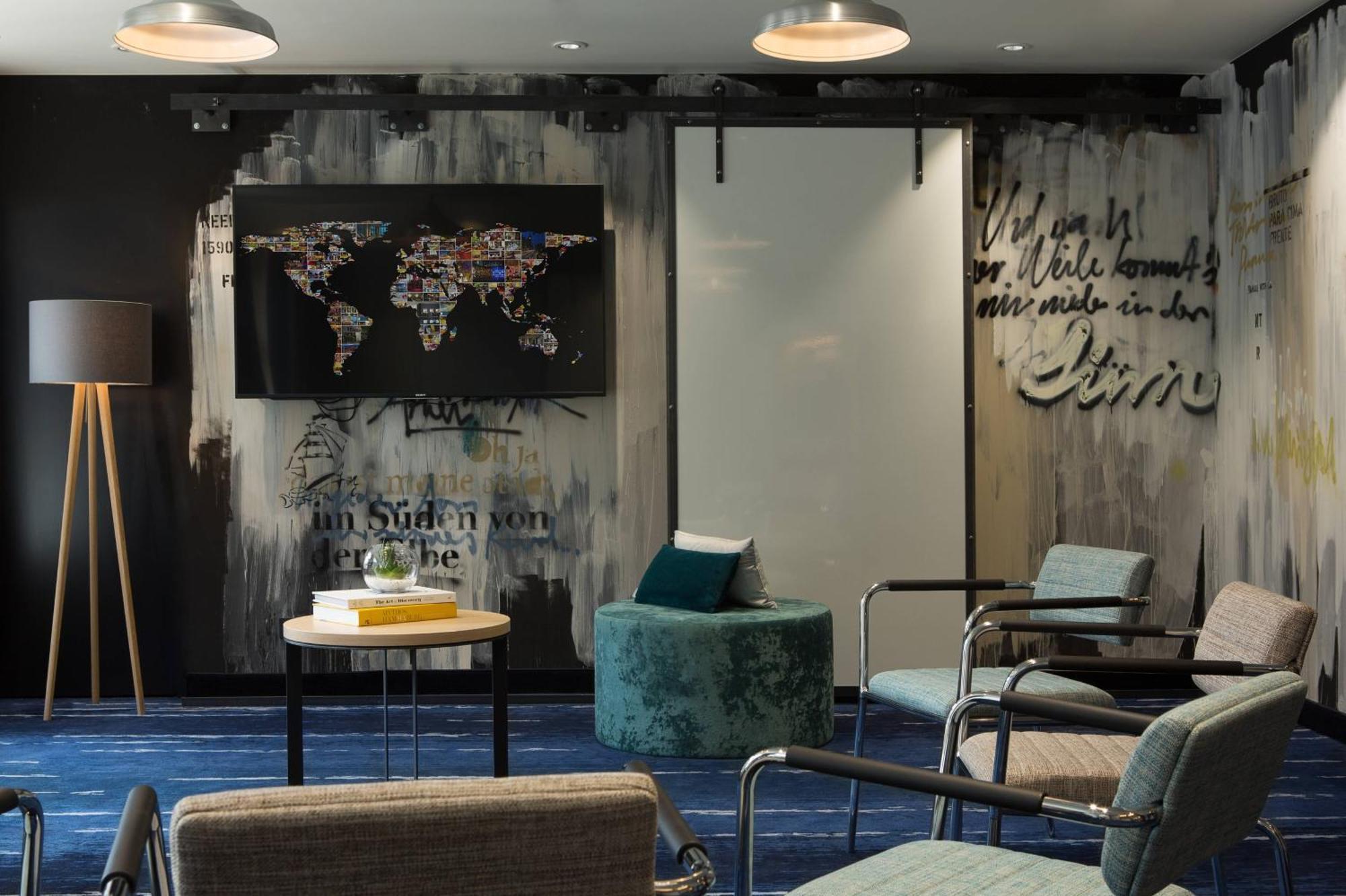 Renaissance Hamburg Hotel Exterior foto The lounge at the airport