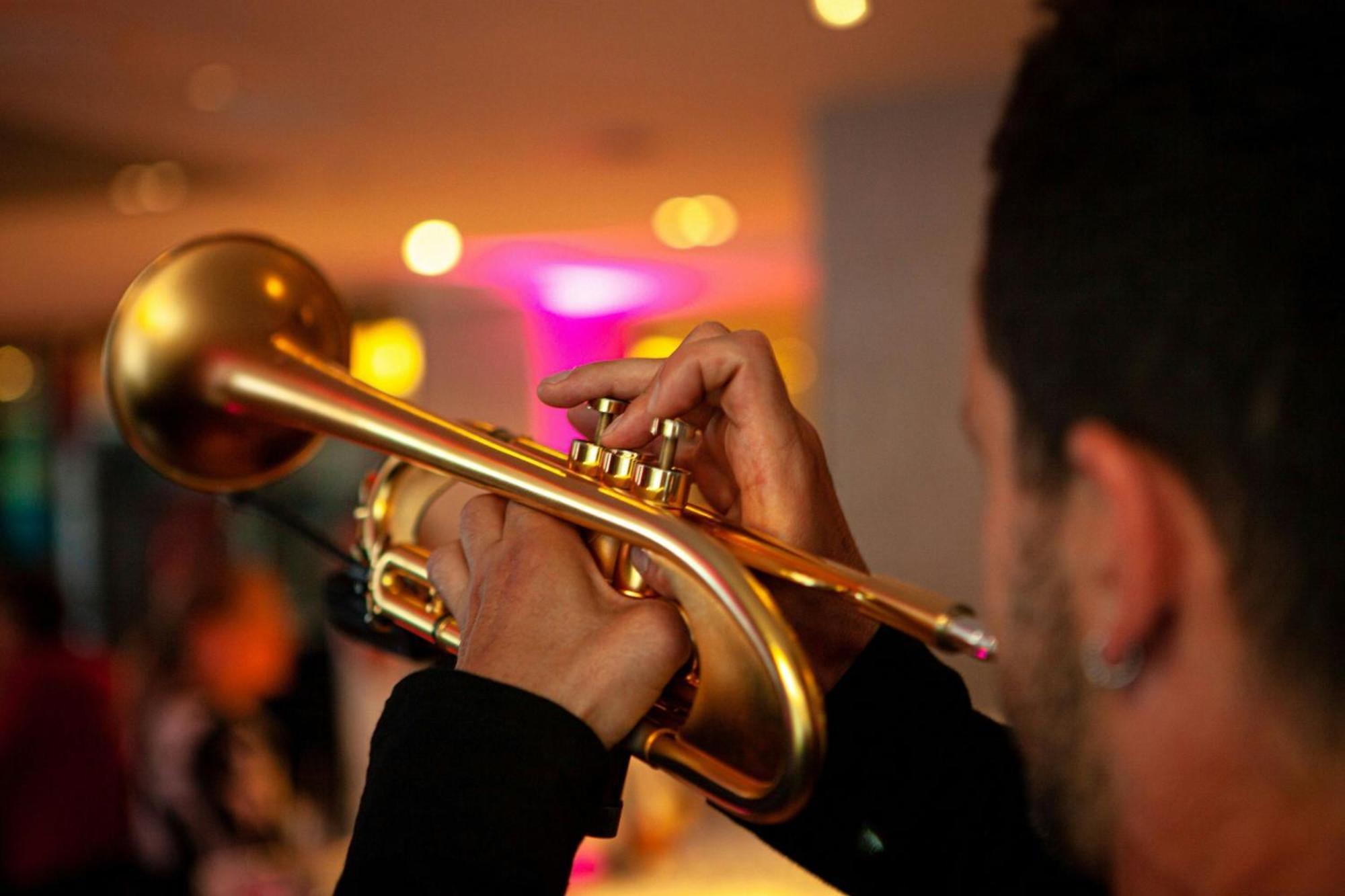 Renaissance Hamburg Hotel Exterior foto A trumpet player