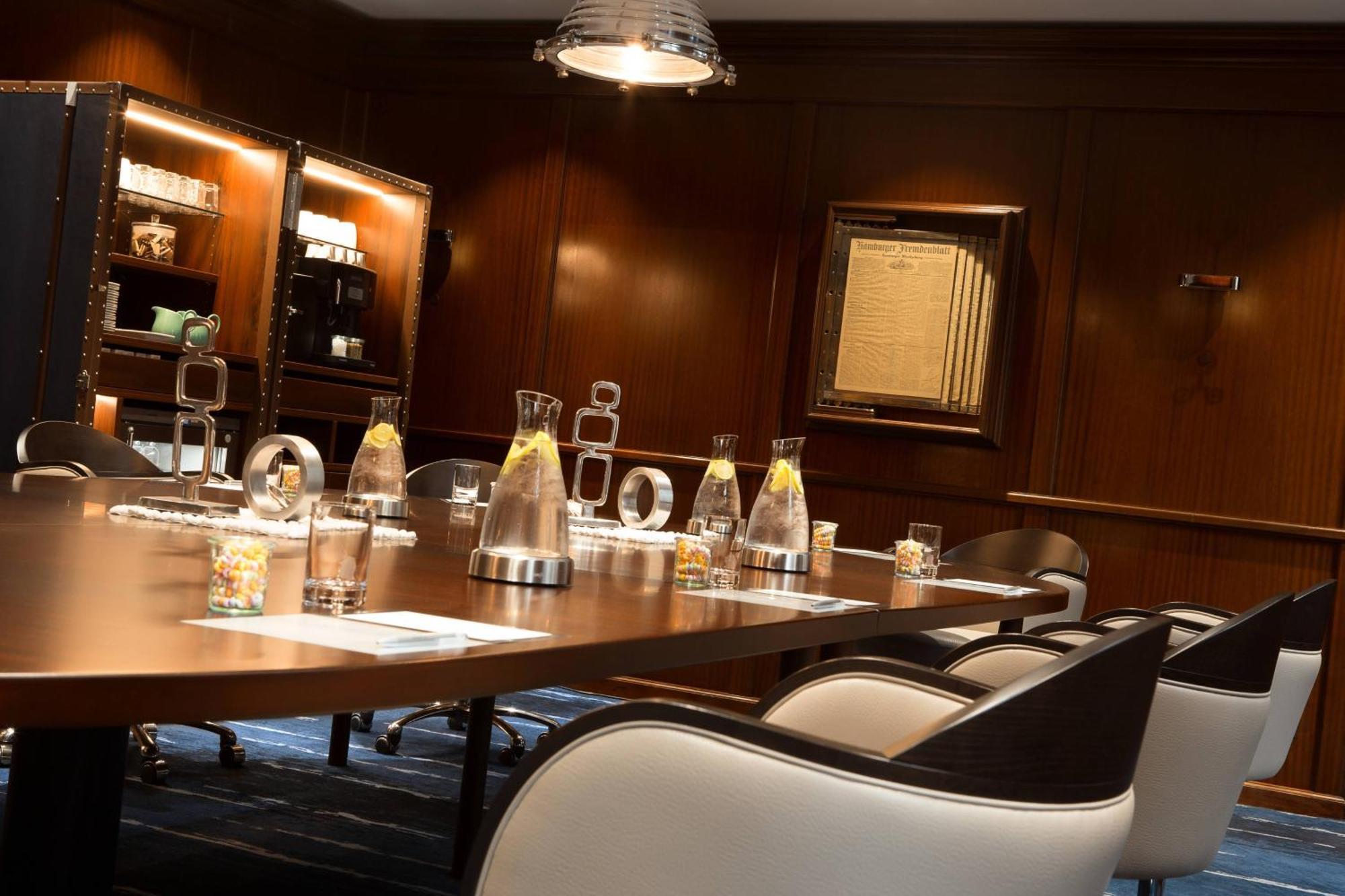 Renaissance Hamburg Hotel Exterior foto The boardroom of the yacht
