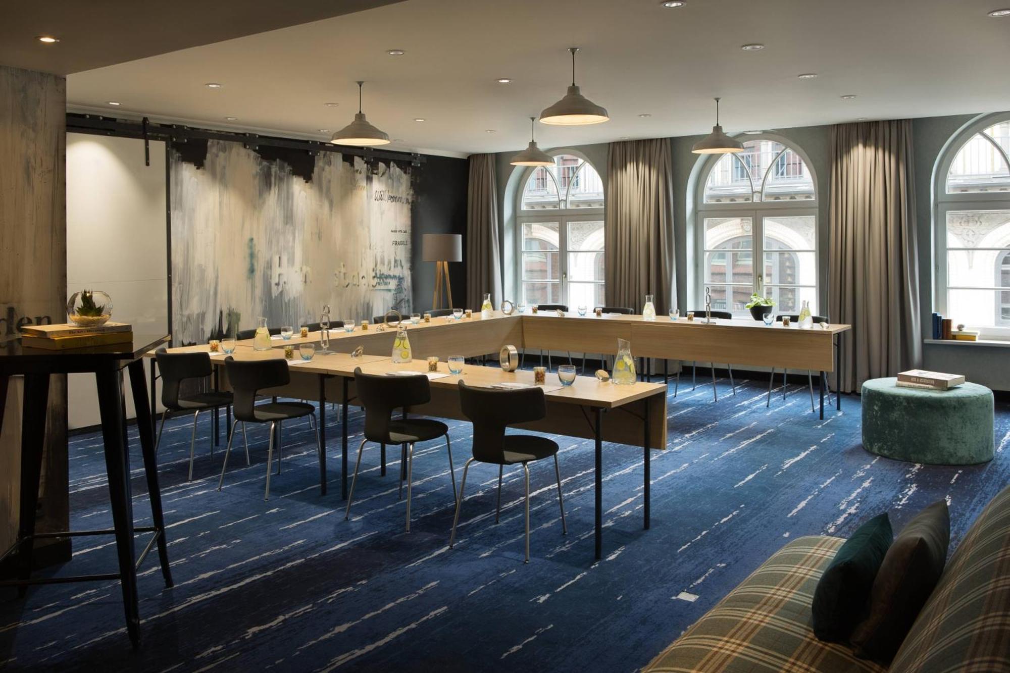 Renaissance Hamburg Hotel Exterior foto The meeting room
