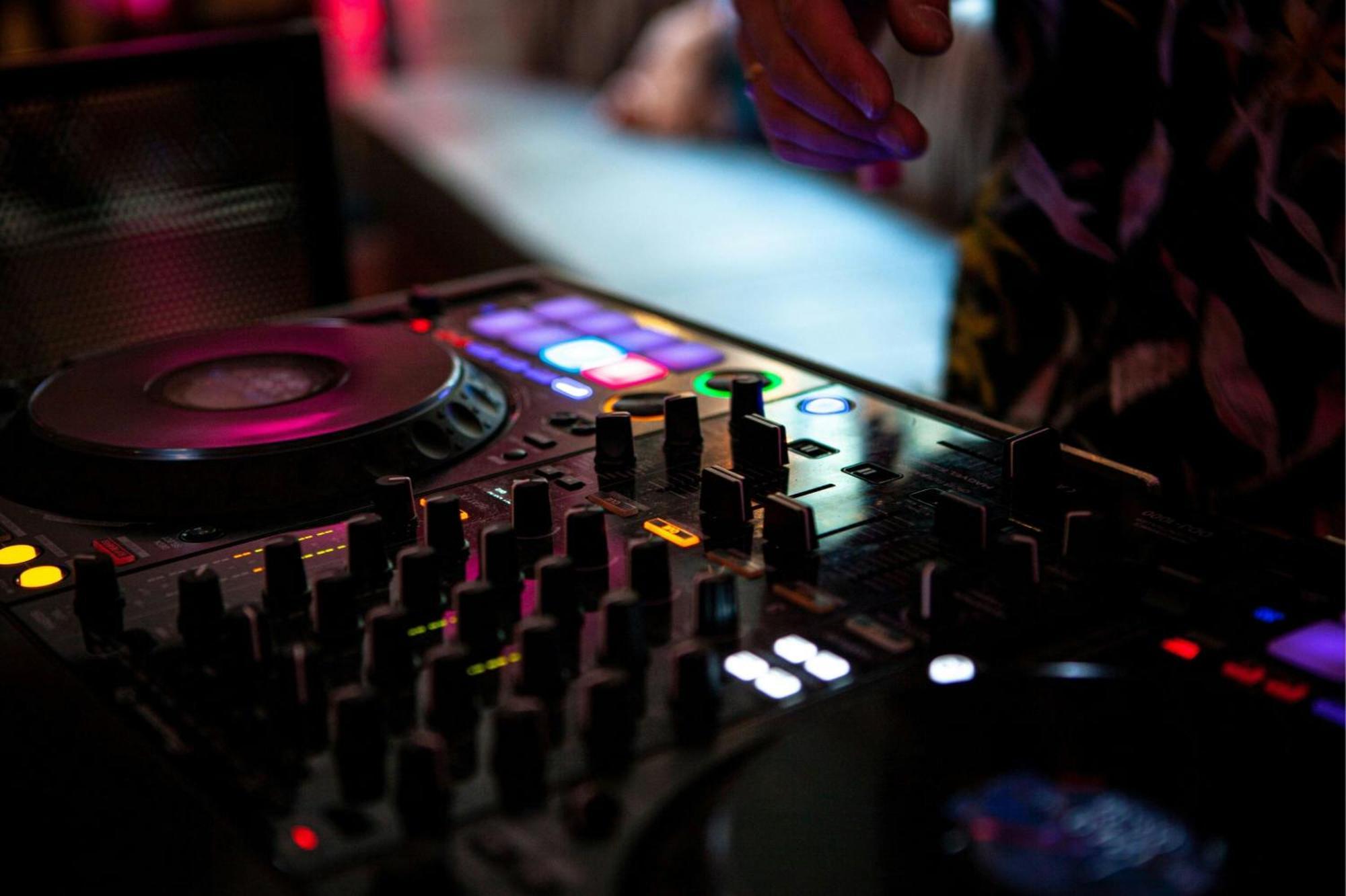 Renaissance Hamburg Hotel Exterior foto A DJ mixing music