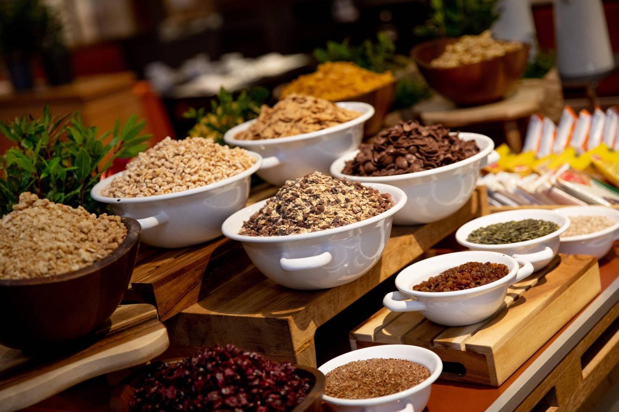 Renaissance Hamburg Hotel Exterior foto A selection of breakfast cereals
