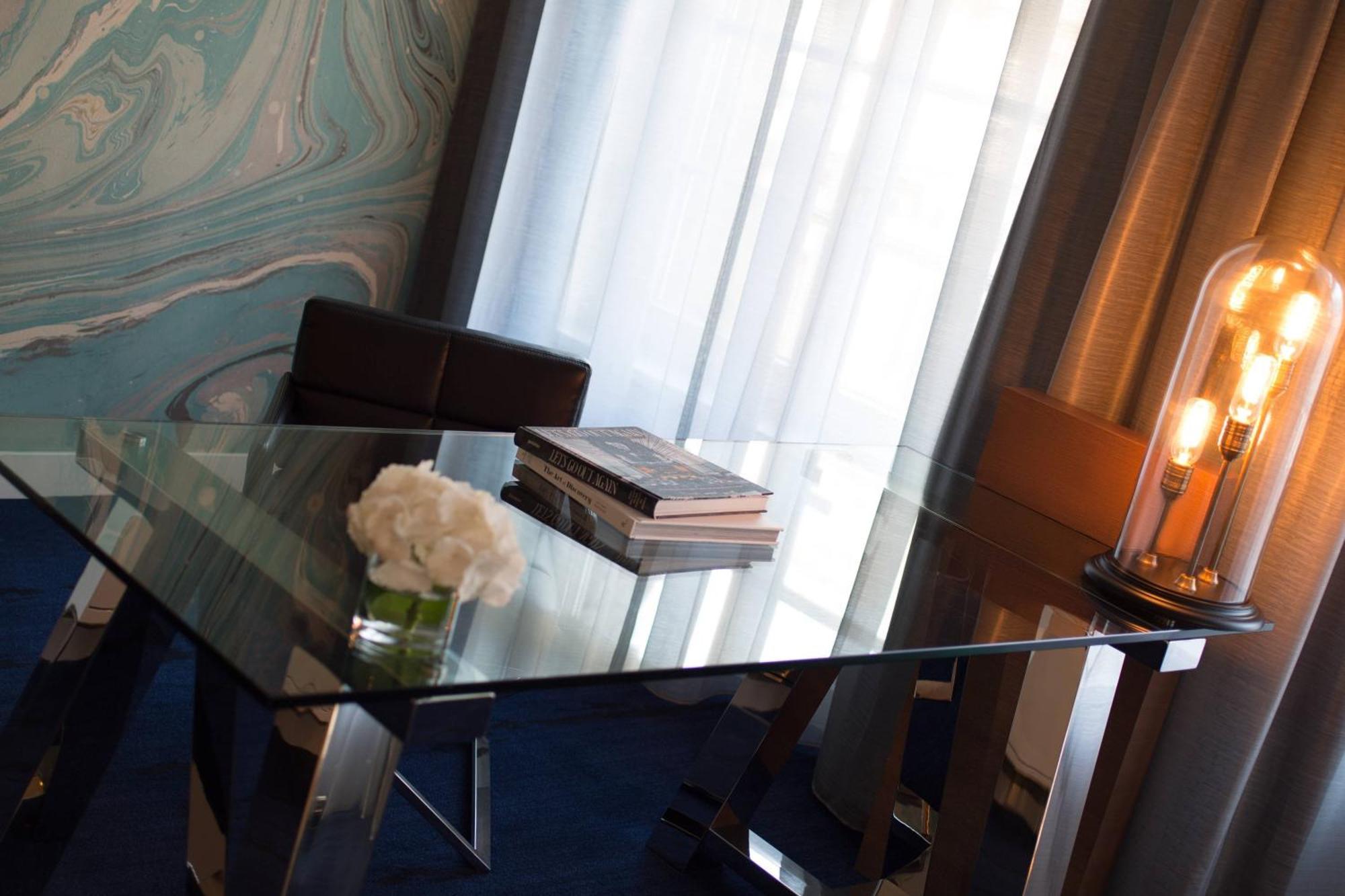 Renaissance Hamburg Hotel Exterior foto A glass table