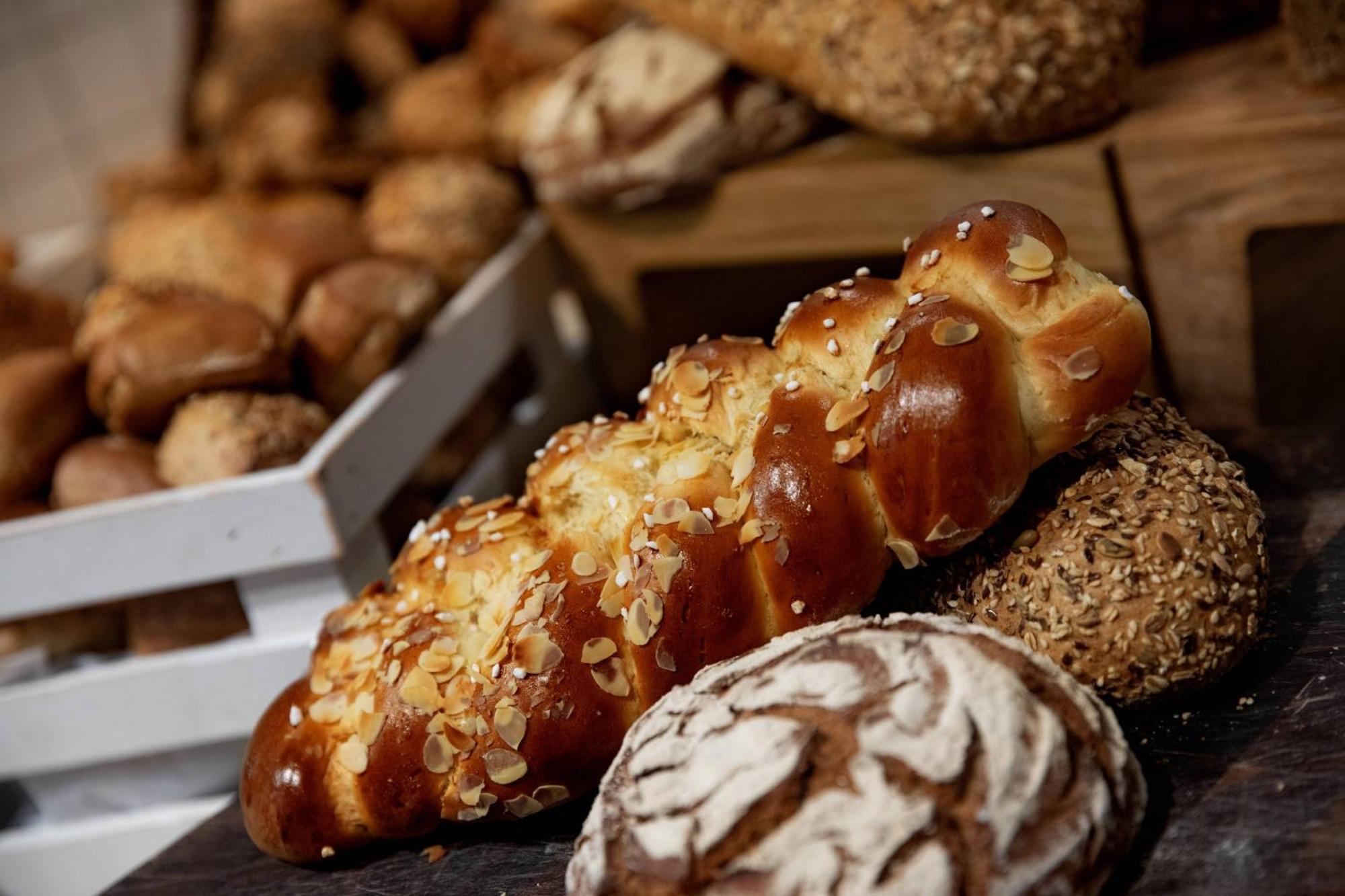 Renaissance Hamburg Hotel Exterior foto Traditional Greek Easter bread
