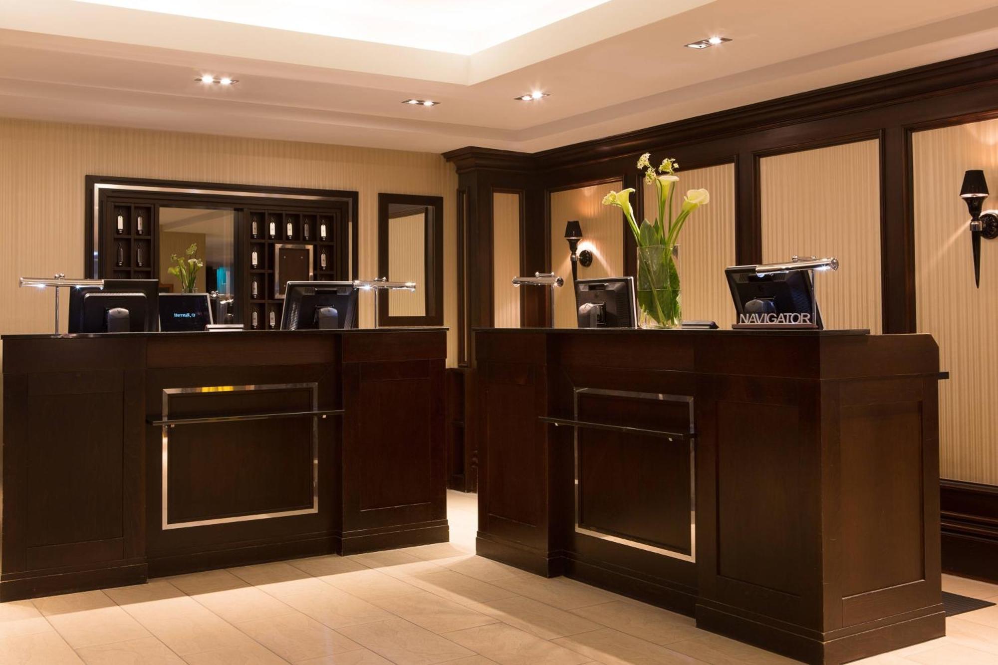 Renaissance Hamburg Hotel Exterior foto Reception desk at the hotel