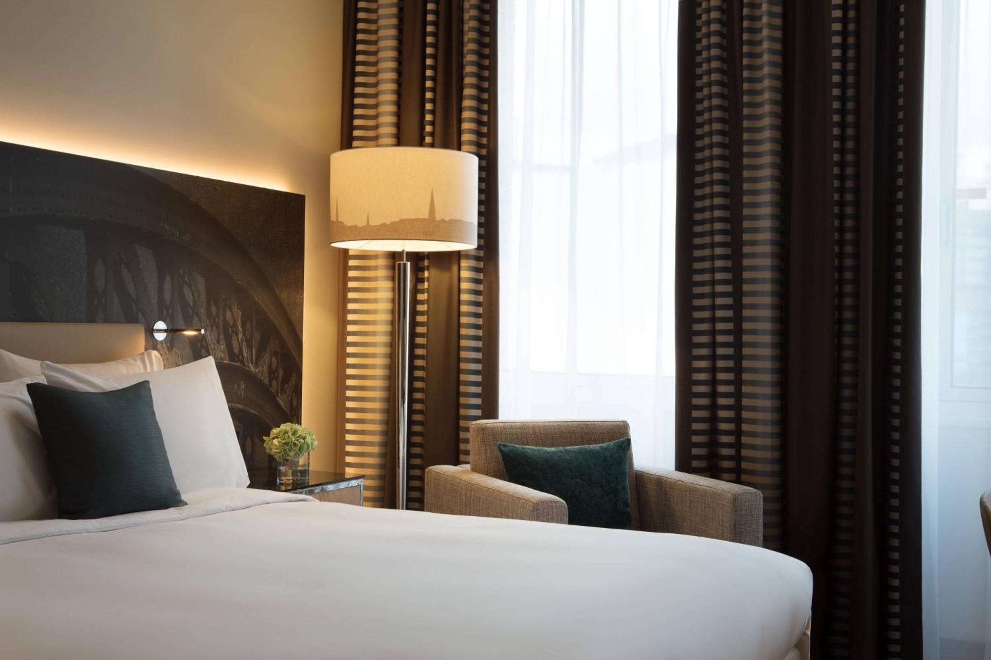 Renaissance Hamburg Hotel Exterior foto A room at the hotel