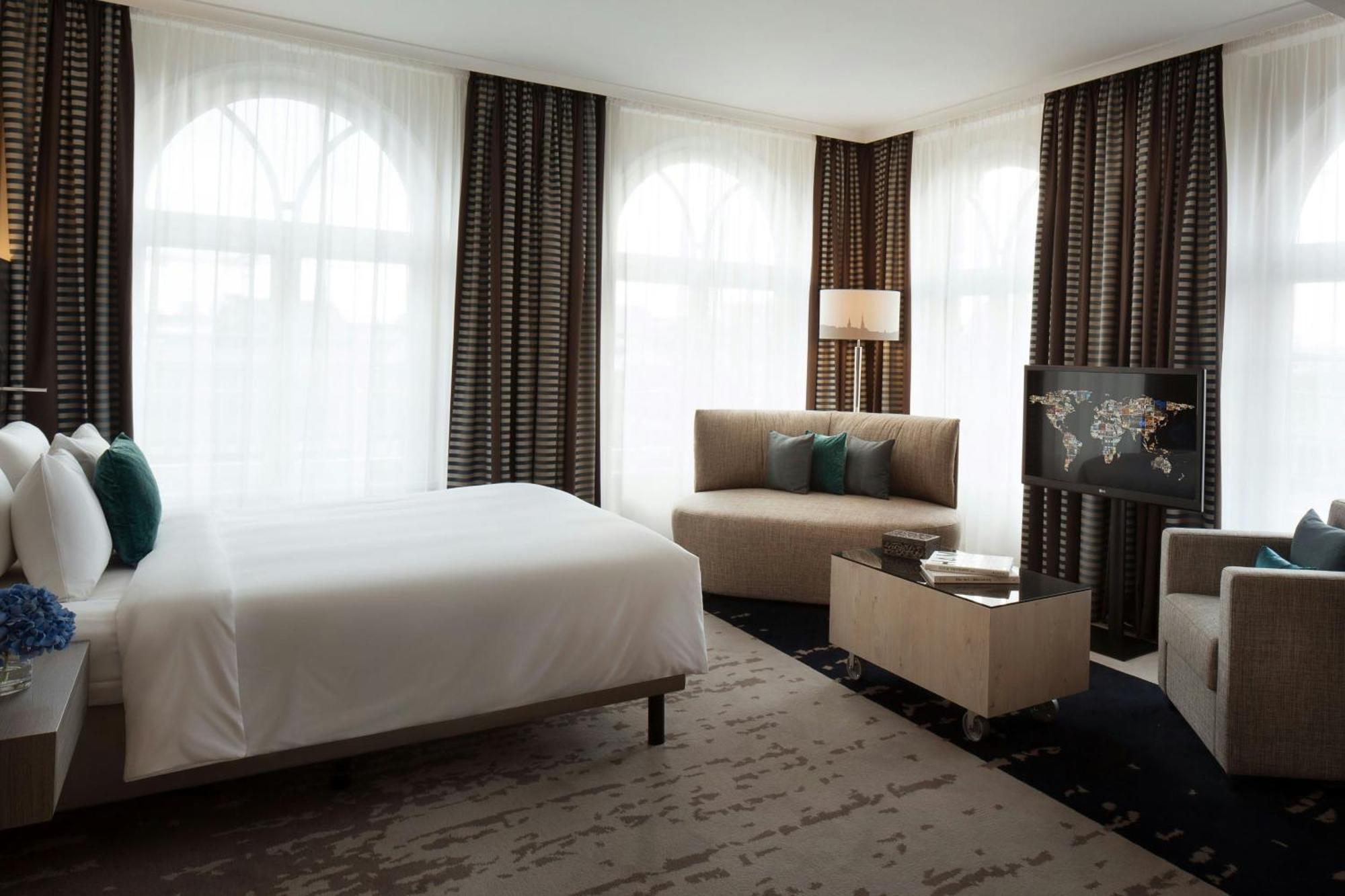 Renaissance Hamburg Hotel Exterior foto A room at the hotel